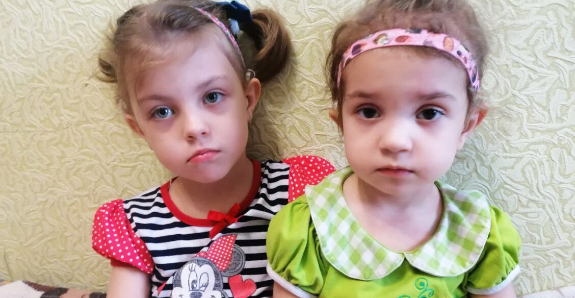 У Алисы и Вероники один диагноз на двоих. Сестры потеряли слух