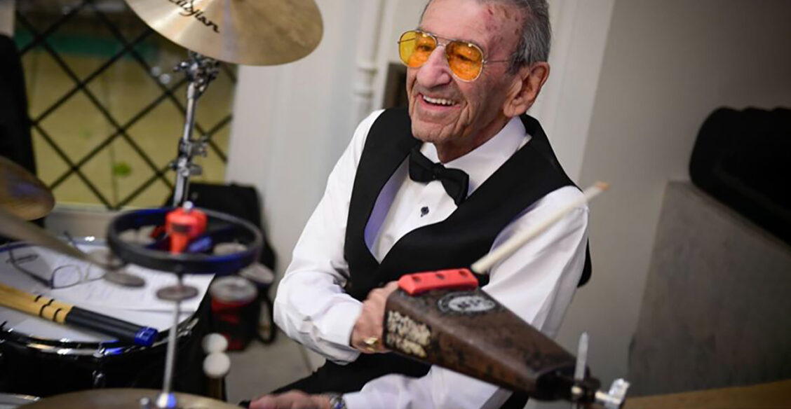 «В концлагере меня спасли песни». Соломону Дрейеру 98 лет, он продолжает играть на барабанах