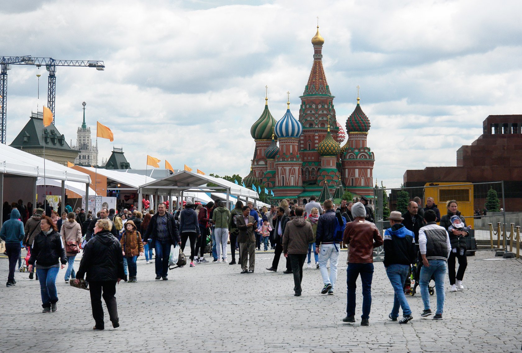 Закрыли красную площадь сегодня в москве почему. Фестиваль красная площадь. Красная площадь сегодня. Книжный фестиваль красная площадь.