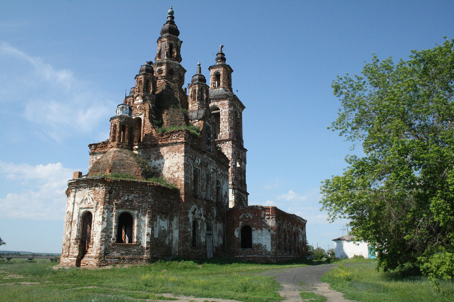 Погода в село большая рига шумихинский. Храм трех святителей Карачельское. Церковь в селе Карачельское.